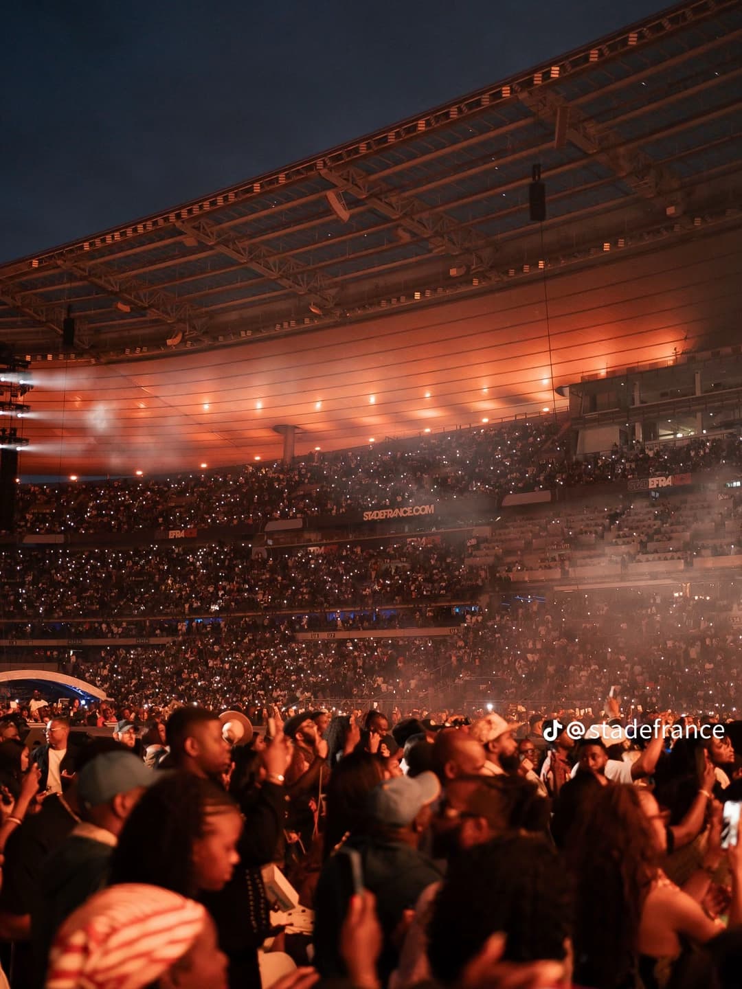 Stade de France : Fally Ipupa enflamme 80 000 fans pour ses 20 ans de carrière