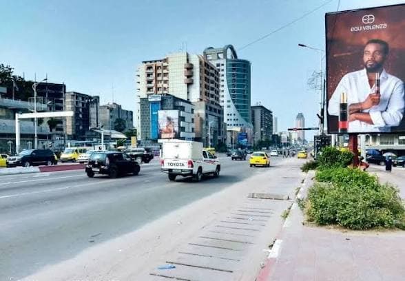 Pénurie de carburant à Kinshasa : une circulation étonnamment fluide malgré les longues files d’attente