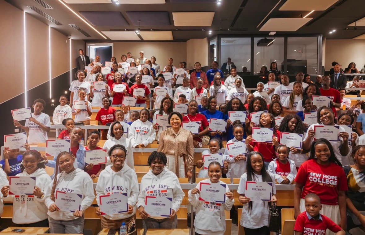 DENISE NYAKERU TSHISEKEDI À NEW HOPE COLLEGE : UN MESSAGE D’ENCOURAGEMENT À LA JEUNESSE