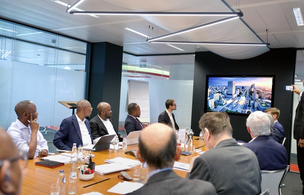 TRAMWAY À KINSHASA ET LUBUMBASHI : JOHN BANZA ACCÉLÈRE LES PRÉPARATIFS À BRUXELLES