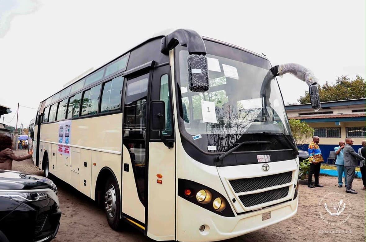 KINSHASA : LE COLLÈGE BONSOMI REÇOIT DEUX BUS SCOLAIRES ET VOIT SA VOIE D’ACCÈS EN RÉHABILITATION