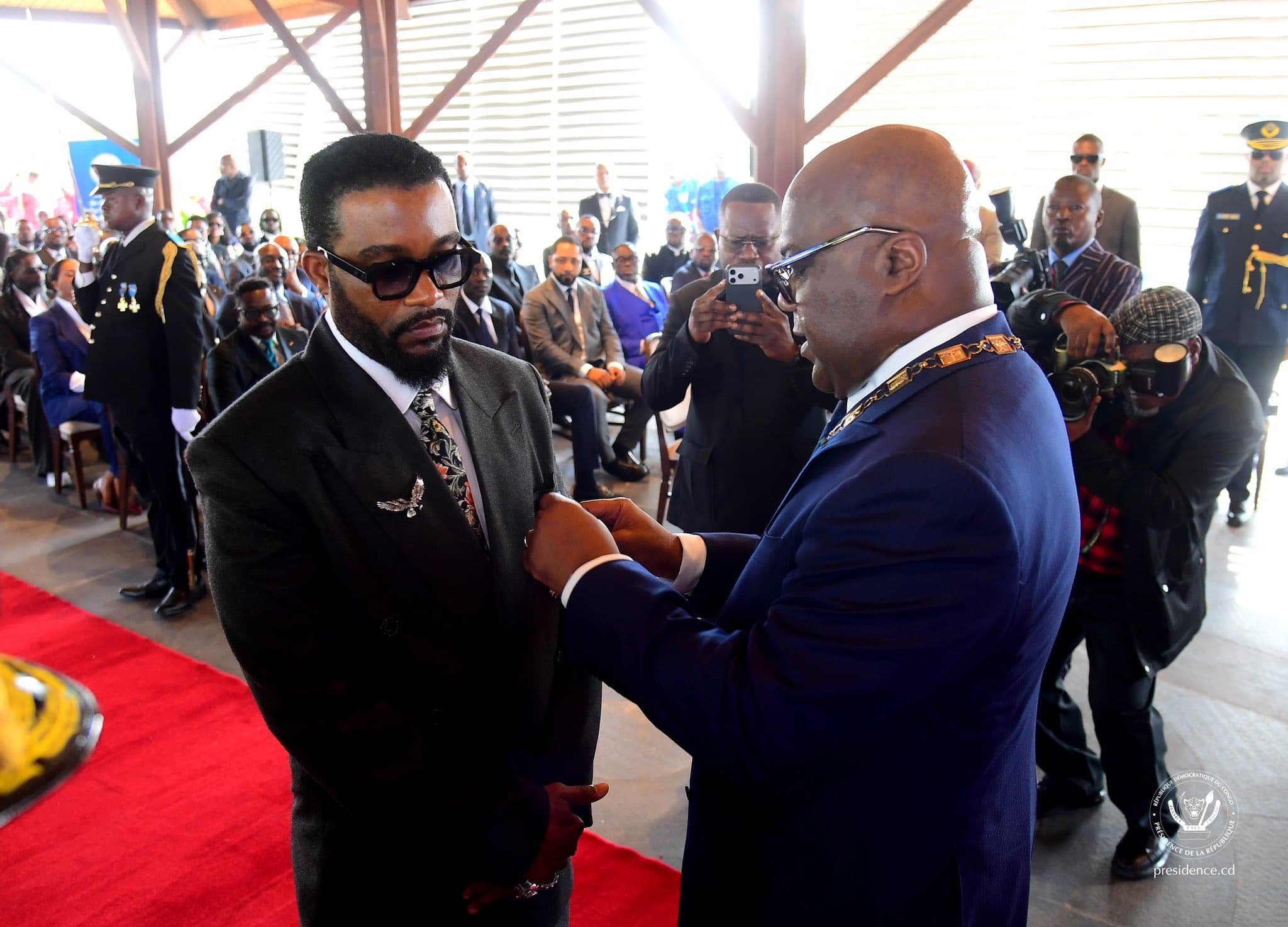 RDC : Félix Tshisekedi décore Fally Ipupa après son exploit historique au Stade de France