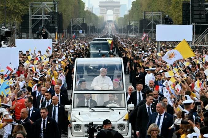 À Paris, Le Pape Léon XIV rassemble 700 000 fidèles sur les Champs-Élysées