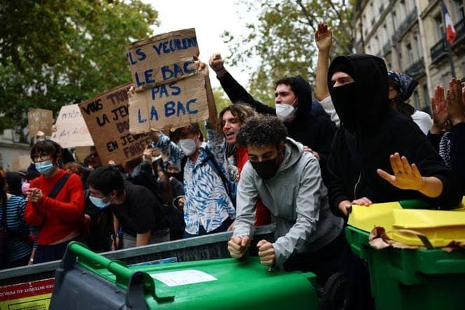 France : les manifestations contre la vie chère dégénèrent, un mort et des centaines de policiers blessés
