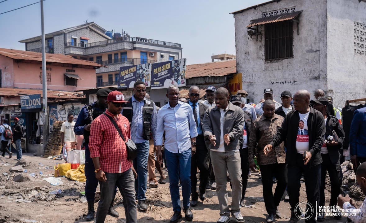 KINSHASA : JOHN BANZA LUNDA LANCE LES TRAVAUX DE LA ROUTE DEUXIÈME RÉPUBLIQUE ET ORDONNE LA RELANCE DES CHANTIERS À L’ARRÊT