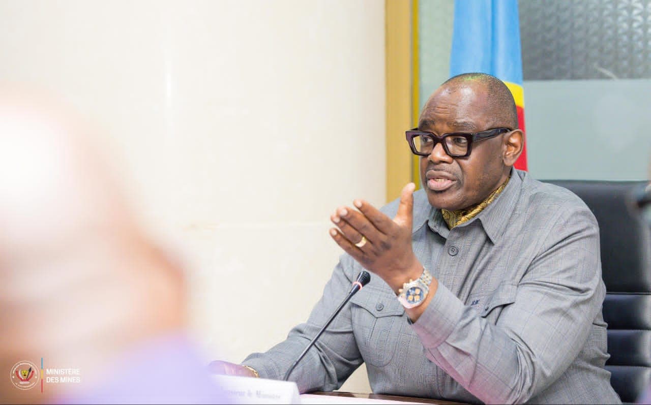 LU ALABA : LE MINISTRE DES MINES SUSPEND LE DIRECTEUR PROVINCIAL DU SAEMAPE POUR DES MANQUEMENTS DANS L’ENCADREMENT DE L’EXPLOITATION ARTISANALE